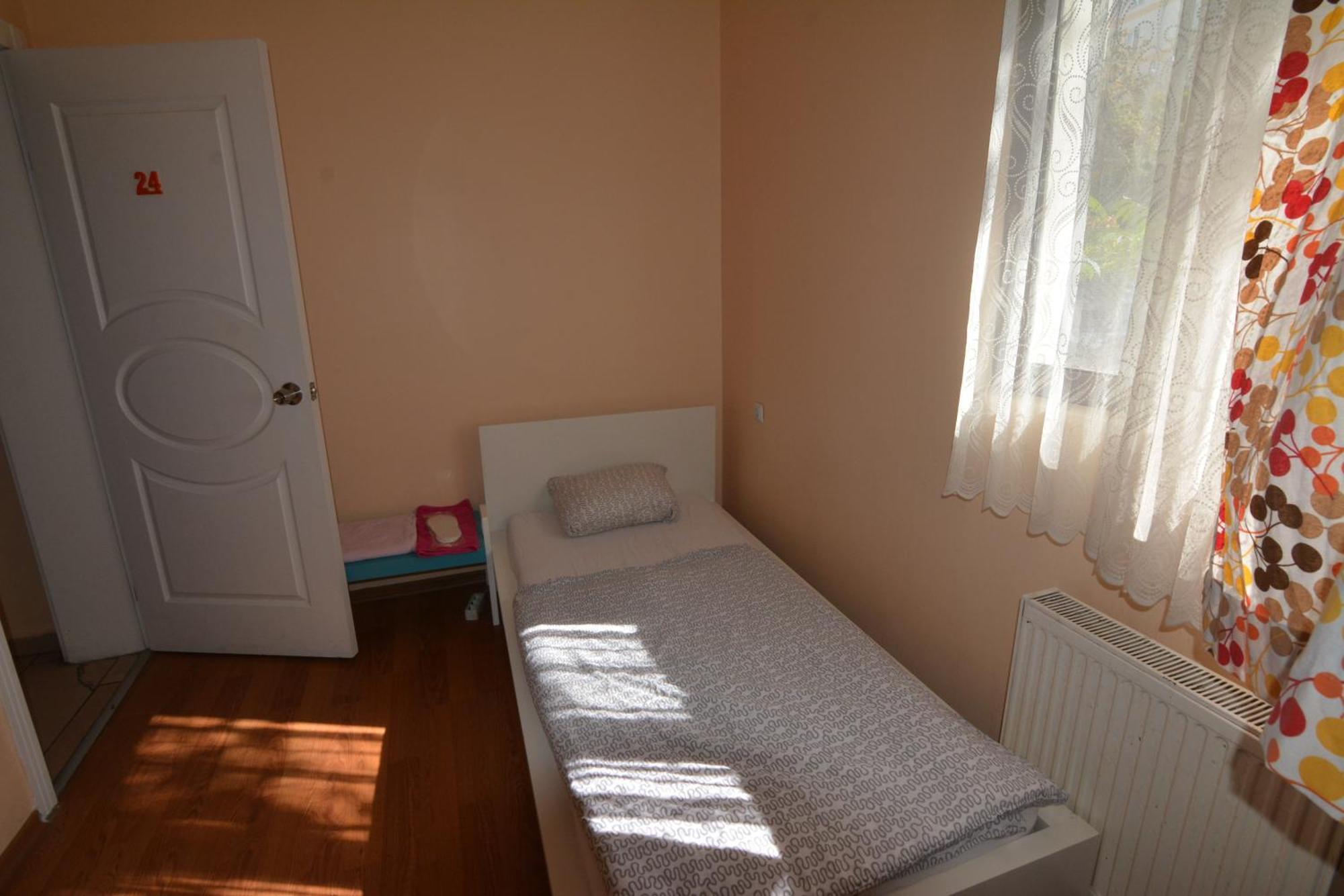Single Room,677903220:JPEG